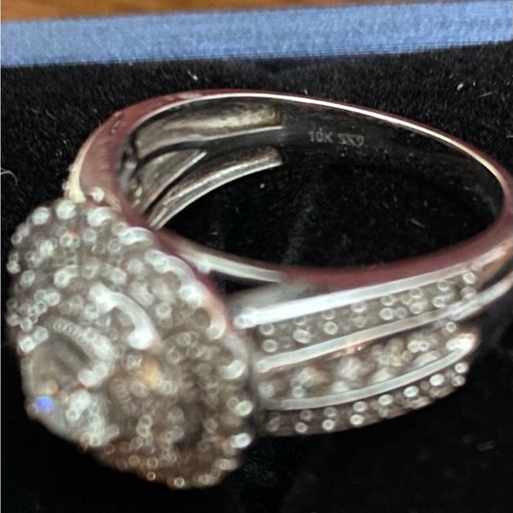 10k white gold, diamond ring. Size 7, 1.26 cwt
Stunning! SIZE 7 - Picture 6 of 9